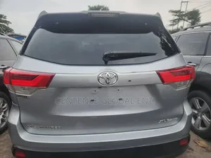 Toyota Highlander XLE 4dr SUV AWD (3.5L 6cyl 6A) 2014 Silver