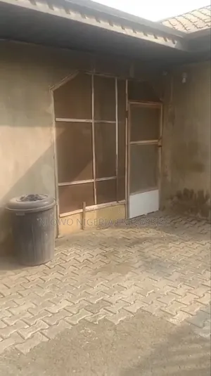 6bdrm Bungalow in Agiliti Estate, Mile 12 for sale