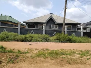 6bdrm Bungalow in Ejigun Estate, Ado-Odo/Ota for sale