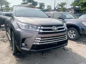 Toyota Highlander XLE 4x2 V6 (3.5L 6cyl 8A) 2018 Gray
