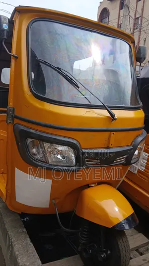 TVS HLX 125 2025 Yellow