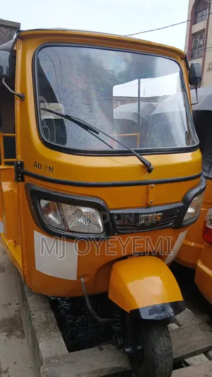 TVS HLX Plus ES 2024 Yellow