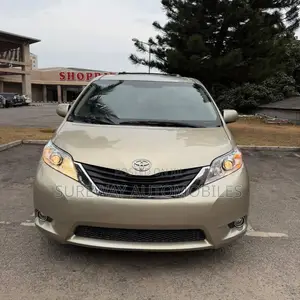 Toyota Sienna XLE 7 Passenger (3.5L 6cyl 6A) 2016 Gold