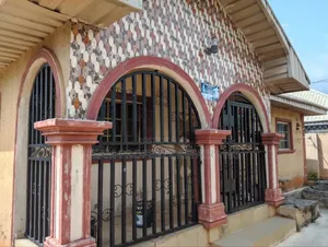 6bdrm Block of Flats in Utagban Off Airport, Benin City for sale