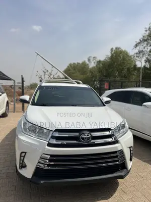 Toyota Highlander XLE 4x4 V6 (3.5L 6cyl 8A) 2018 White