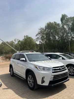 Toyota Highlander XLE 4x4 V6 (3.5L 6cyl 8A) 2018 White