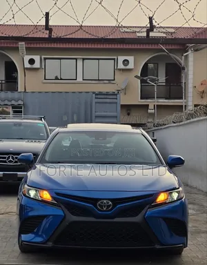 Toyota Camry SE FWD 2020 Blue
