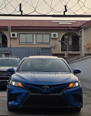 Toyota Camry SE FWD 2020 Blue