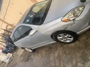 Toyota Matrix XR Hatchback FWD (1.8L 4cyl 4A) 2006 Silver