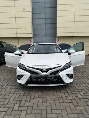 Toyota Camry LE FWD (2.5L 4cyl 8AM) 2018 White