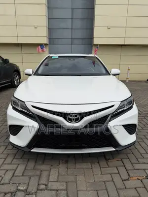 Toyota Camry SE FWD (2.5L 4cyl 8AM) 2018 White