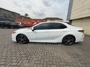 Toyota Camry SE FWD (2.5L 4cyl 8AM) 2018 White