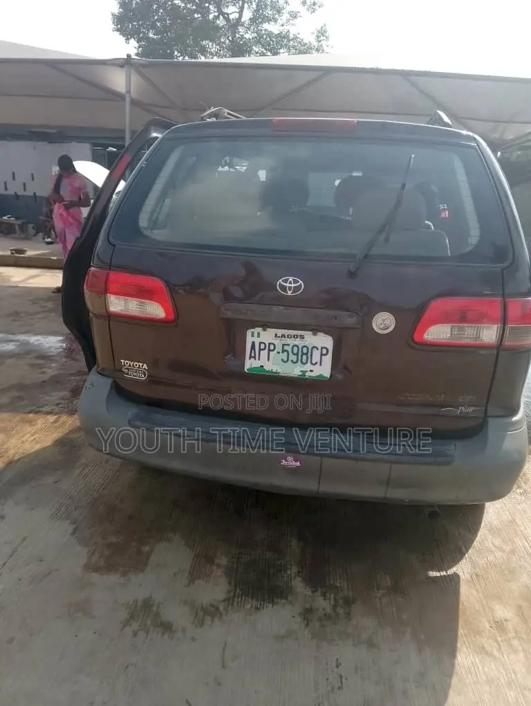 Toyota Sienna LE 2002 Brown