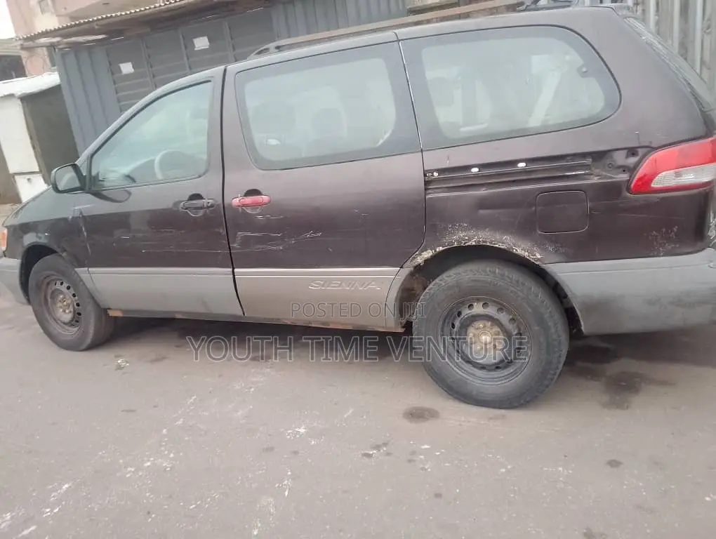 Toyota Sienna LE 2002 Brown