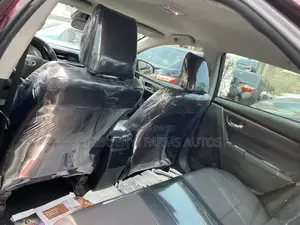 Toyota Corolla SE (1.8L 4cyl 6M) 2018 Maroon