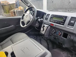 Toyota HiAce 2013 White