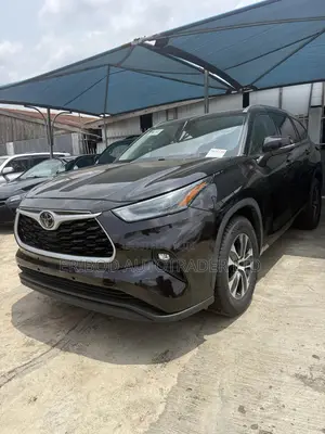 Toyota Highlander XLE 2021 Burgundy