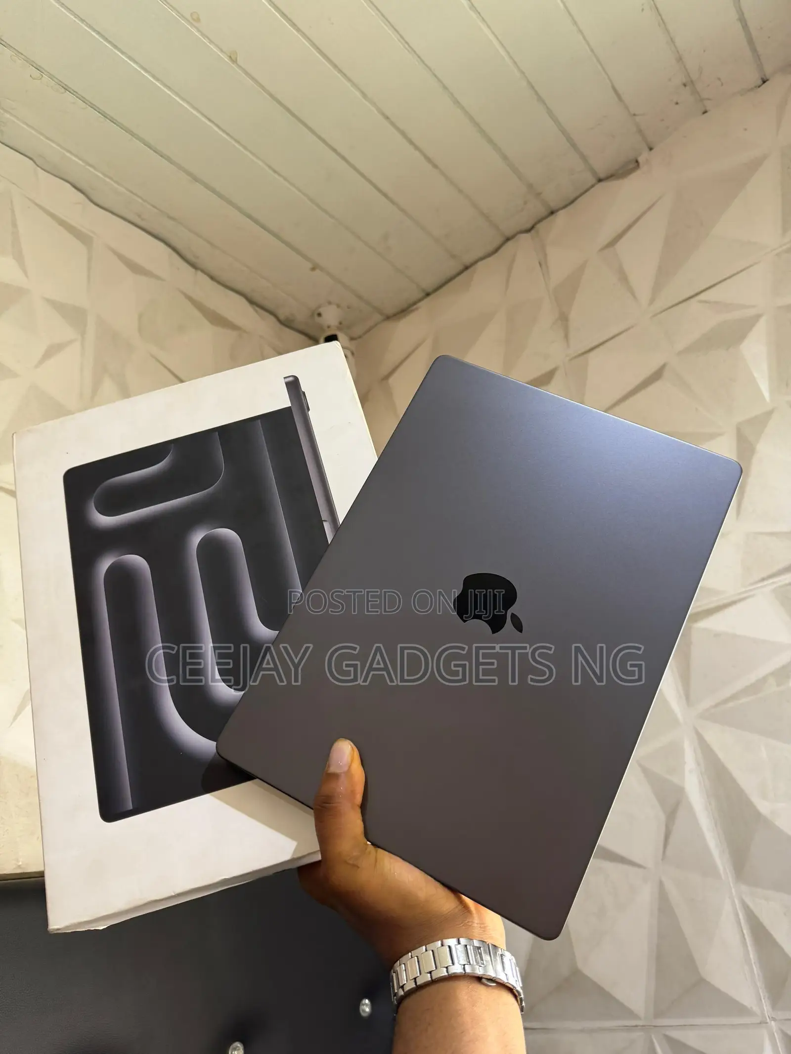 Apple MacBook Pro 2023 M3 Pro 14-inch 36GB Apple M3 Pro SSD 512GB