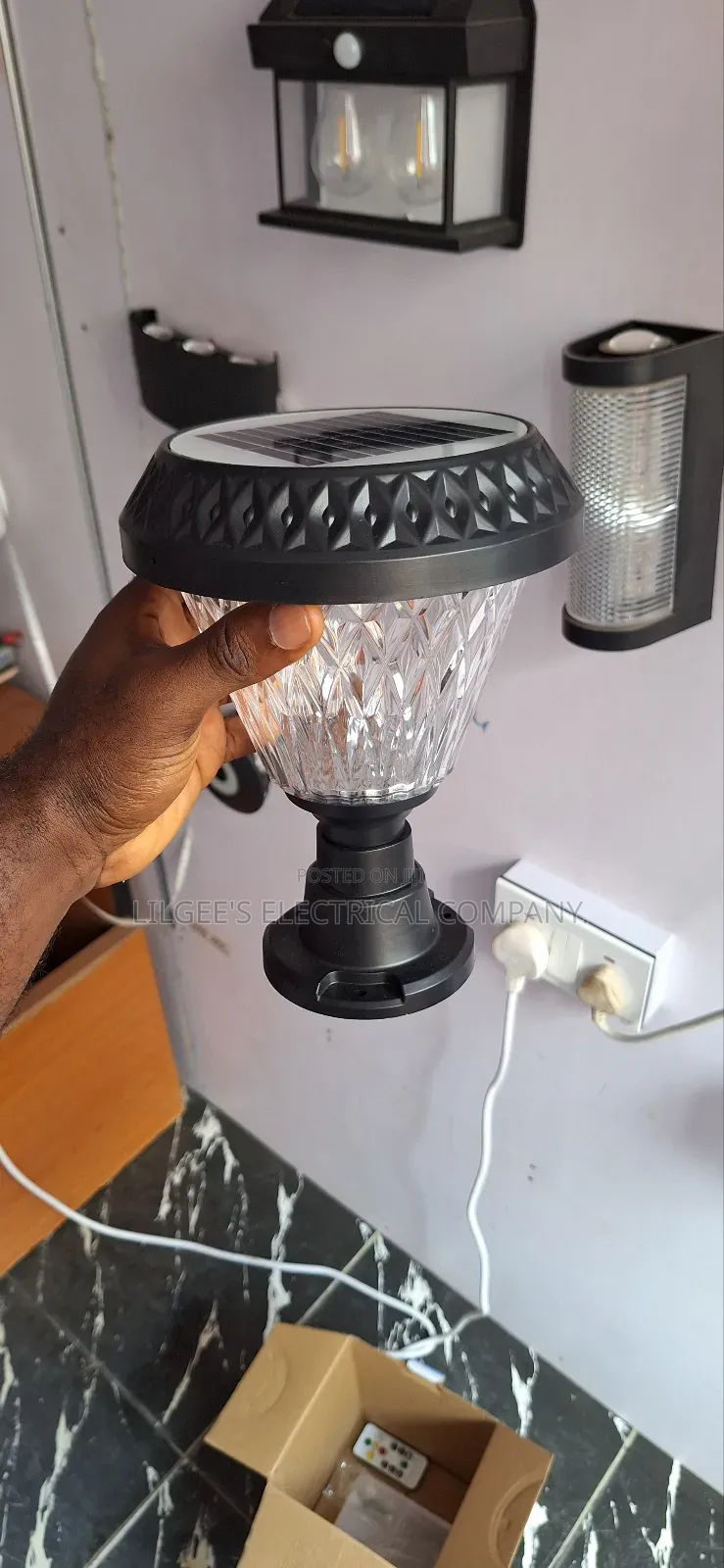 High Quality Solar Powered Pillar/Garden Light