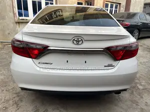 Toyota Camry SE w/Special Edition Pkg (2.5L 4cyl 6A) 2016 White