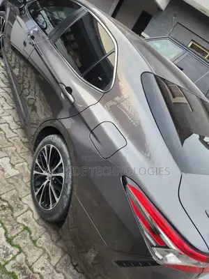 Toyota Camry SE FWD (2.5L 4cyl 8AM) 2018 Gray
