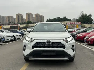 Toyota RAV4 XLE AWD 2023 White