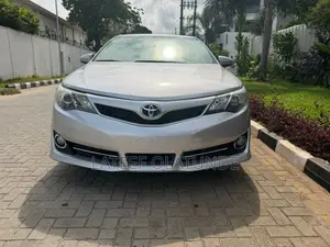 Toyota Camry SE 4dr Sedan w/Prod. End 11/13 (2.5L 4cyl 6A) 2014 Silver