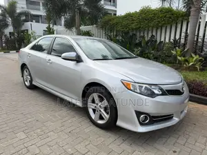 Toyota Camry SE 4dr Sedan w/Prod. End 11/13 (2.5L 4cyl 6A) 2014 Silver