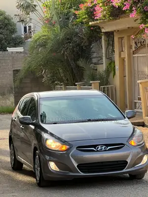 Hyundai Accent SE 2012 Gold