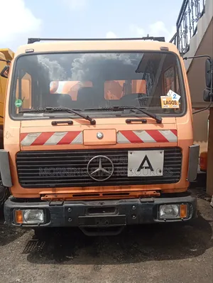 Mercedes-Benz 2000 Orange