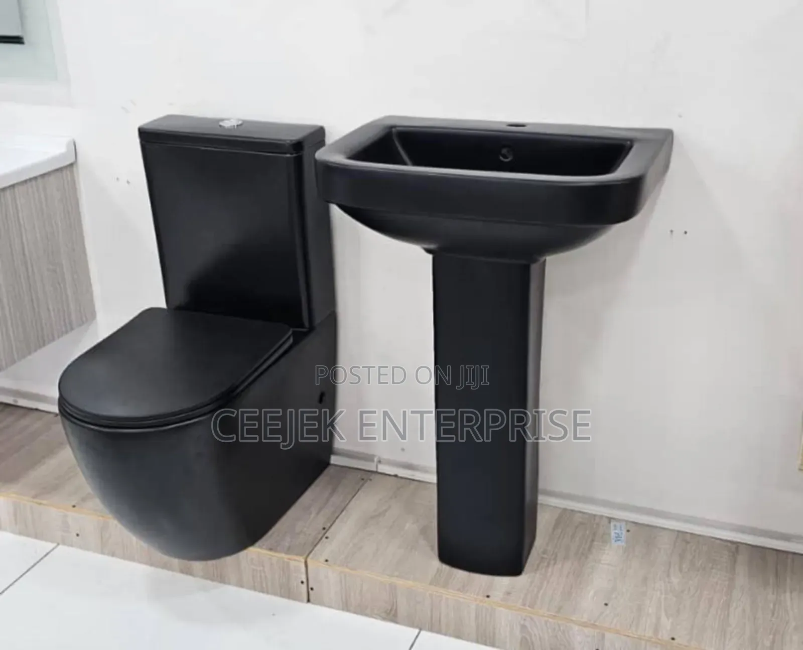 Executive Black Water Closer