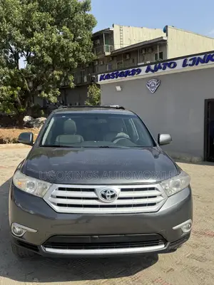 Toyota Highlander SE 3.5L 2WD 2013 Gray
