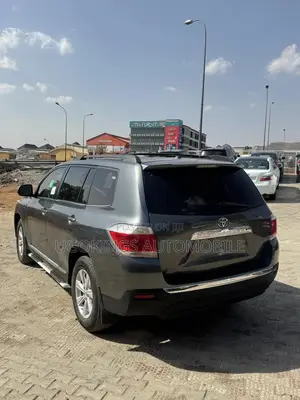 Toyota Highlander SE 3.5L 2WD 2013 Gray