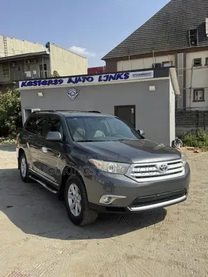 Toyota Highlander SE 3.5L 2WD 2013 Gray