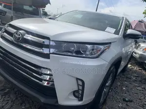 Toyota Highlander LE 4dr SUV AWD (3.5L 6cyl 6A) 2015 White