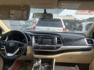 Toyota Highlander LE 4dr SUV AWD (3.5L 6cyl 6A) 2015 White