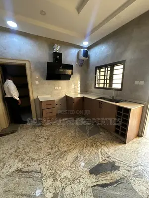 3bdrm Apartment in Wuse 2 for rent