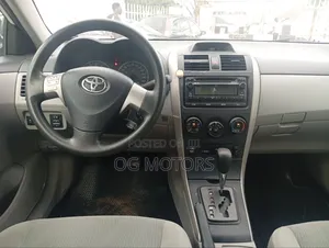 Toyota Corolla LE 4dr Sedan (1.8L 4cyl 4A) 2012 White