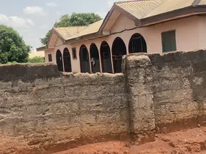 6bdrm Block of Flats in Benin City for sale