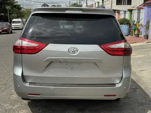 Toyota Sienna XLE 7 Passenger Auto Access Seat (3.5L 6cyl 6A) 2016 Gray