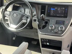 Toyota Sienna XLE 7 Passenger Auto Access Seat (3.5L 6cyl 6A) 2016 Gray