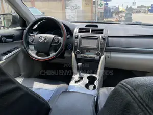 Toyota Camry XLE 4dr Sedan (2.5L 4cyl 6A) 2013 Silver