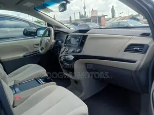 Toyota Sienna 2011 Green