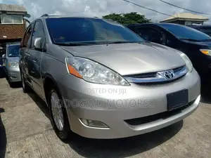 Toyota Sienna 2011 Silver