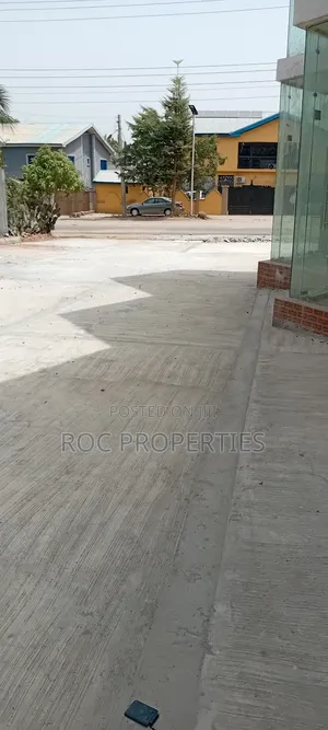 Shop / Spa Saloon/Showroom/ Optical Store/ Pick Up Space for Lease