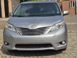 Toyota Sienna XLE 8 Passenger (3.5L 6cyl 6A) 2016 Silver