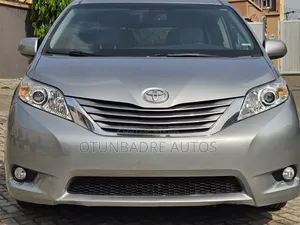 Toyota Sienna XLE 8 Passenger (3.5L 6cyl 6A) 2016 Silver