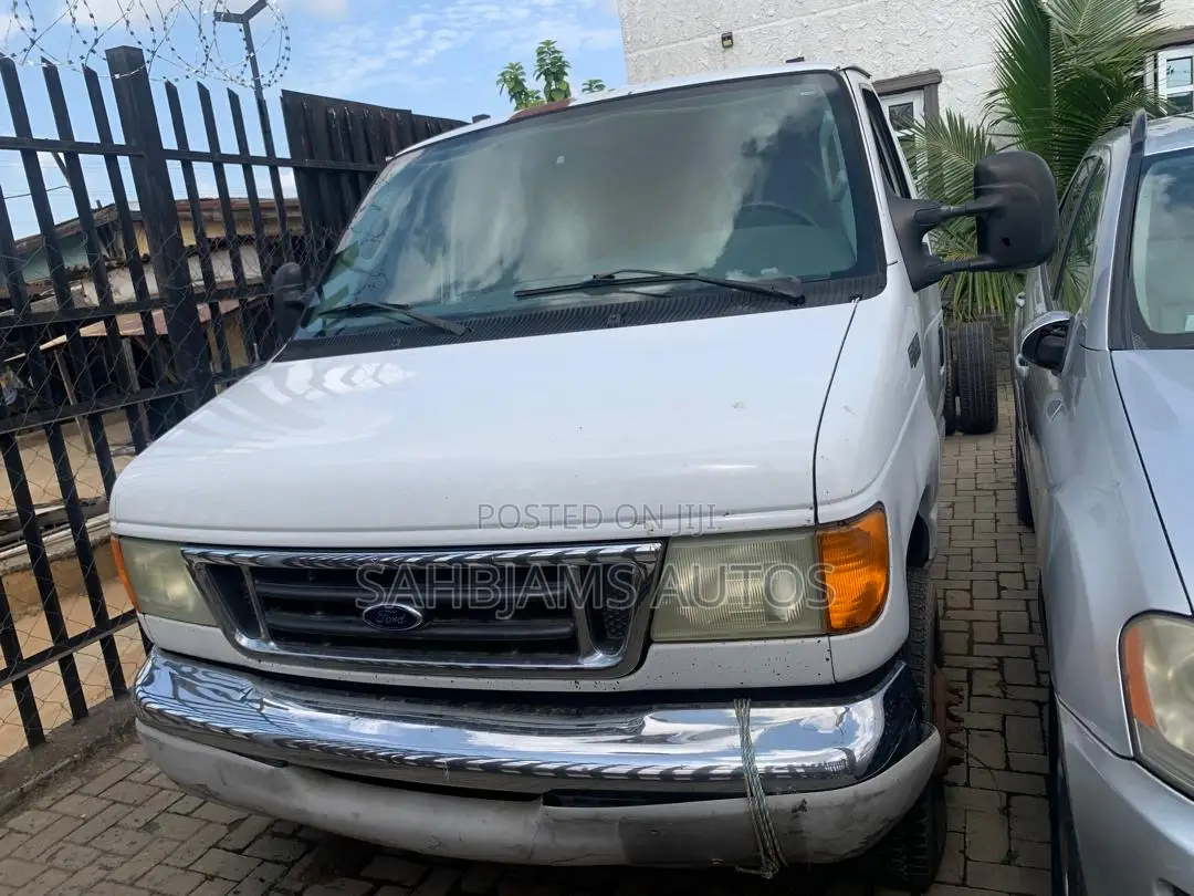 Ford E450 2004 White