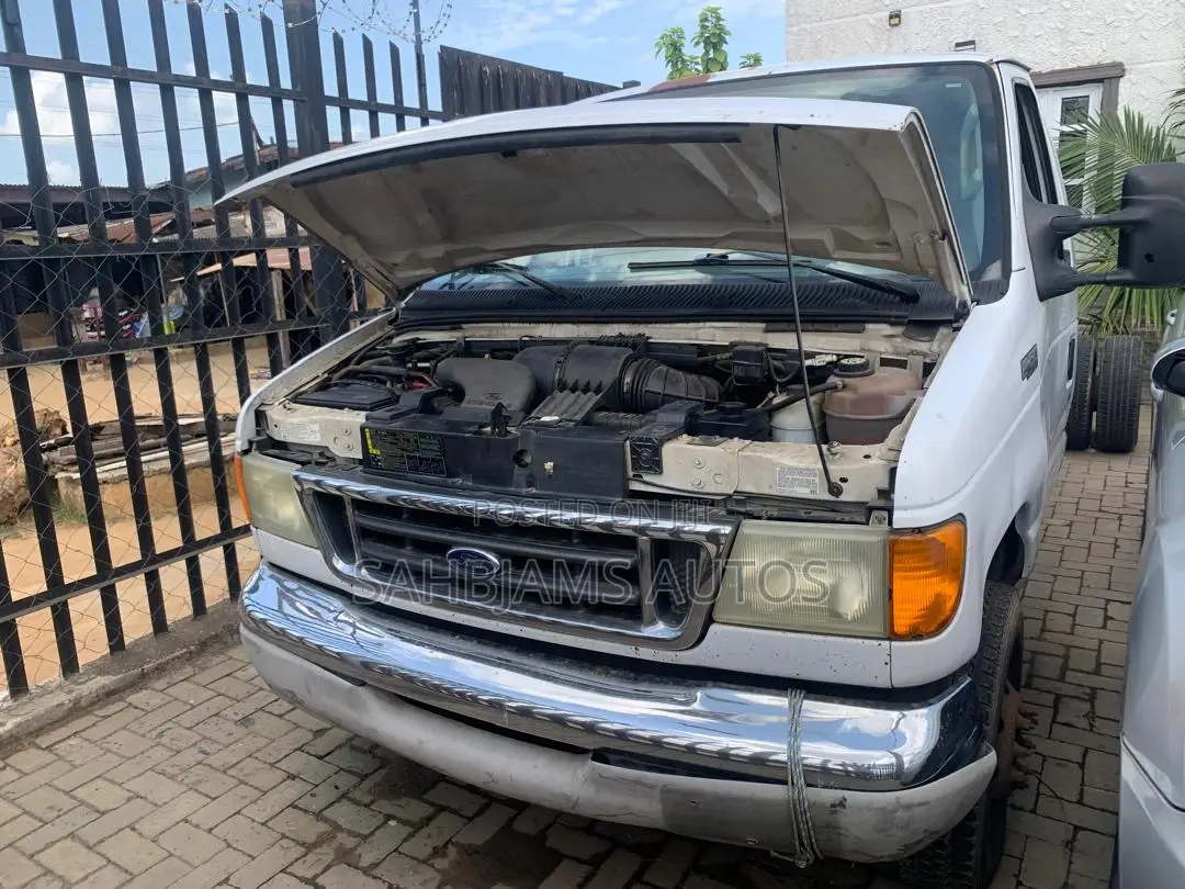 Ford E450 2004 White