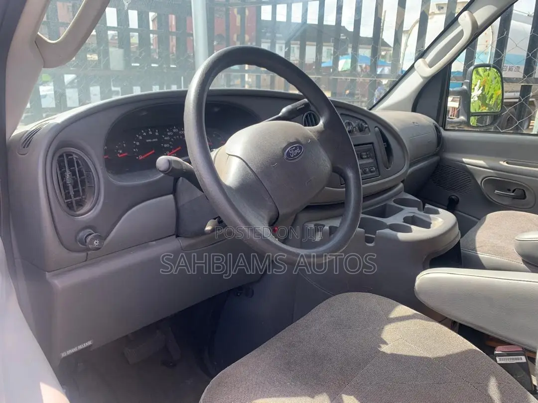 Ford E450 2004 White
